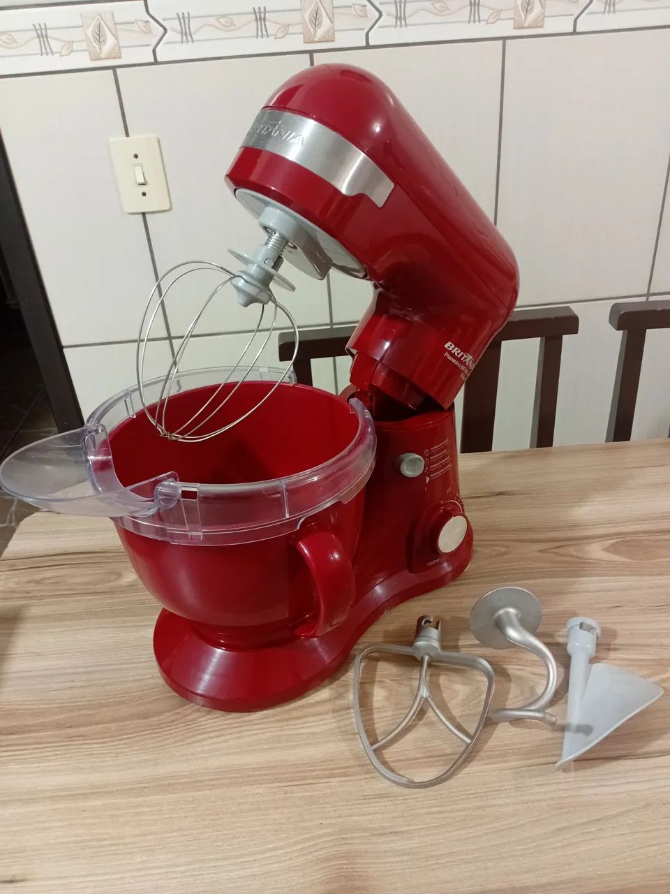 Batedeira Planetária Britânia Turbo 12 velocidades com 4 batedores semi-nova