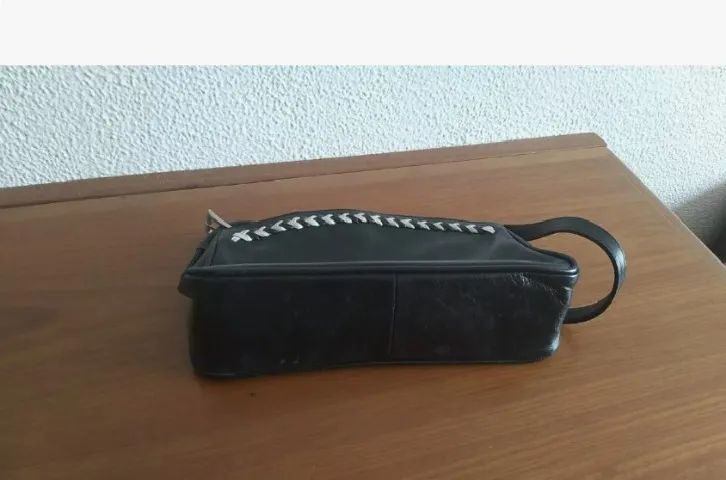 Bolsa Baguette Preta Com Debrum Preto E Branco  - Foto 3