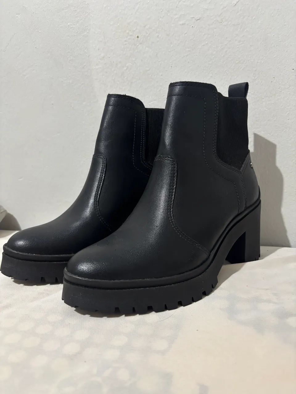 Bota preta de salto em ótimo estado ! Por 59,99