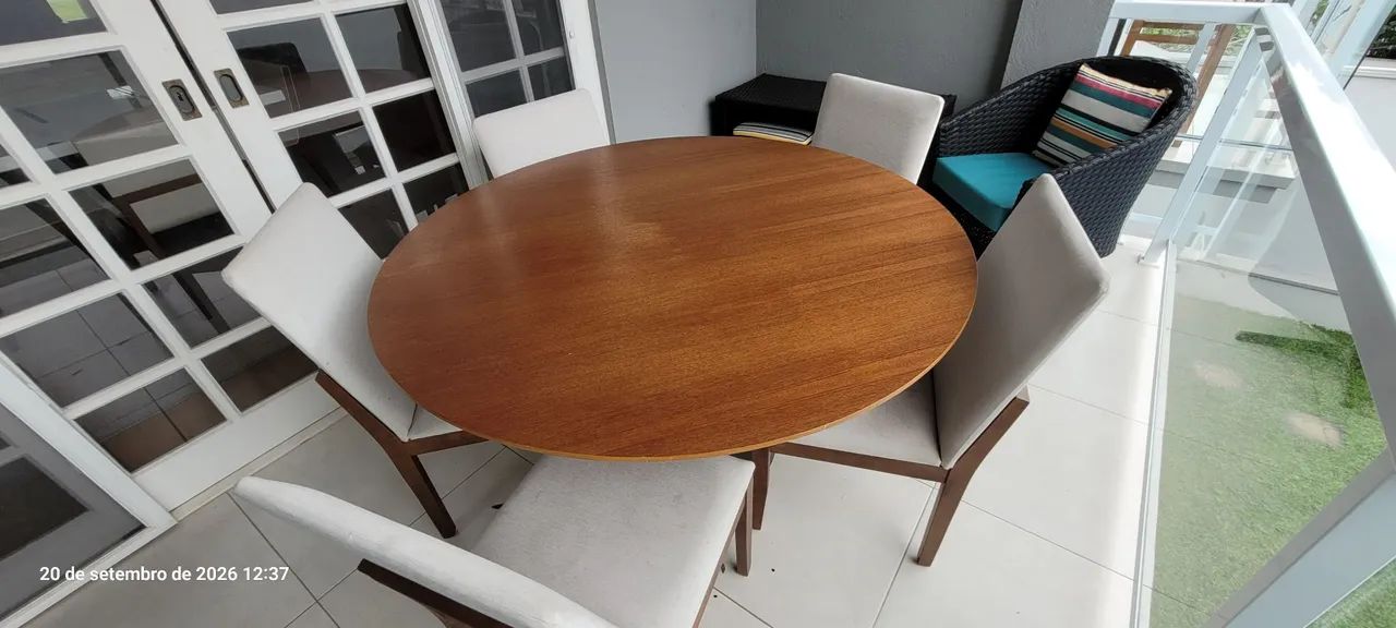 Mesa e cadeiras