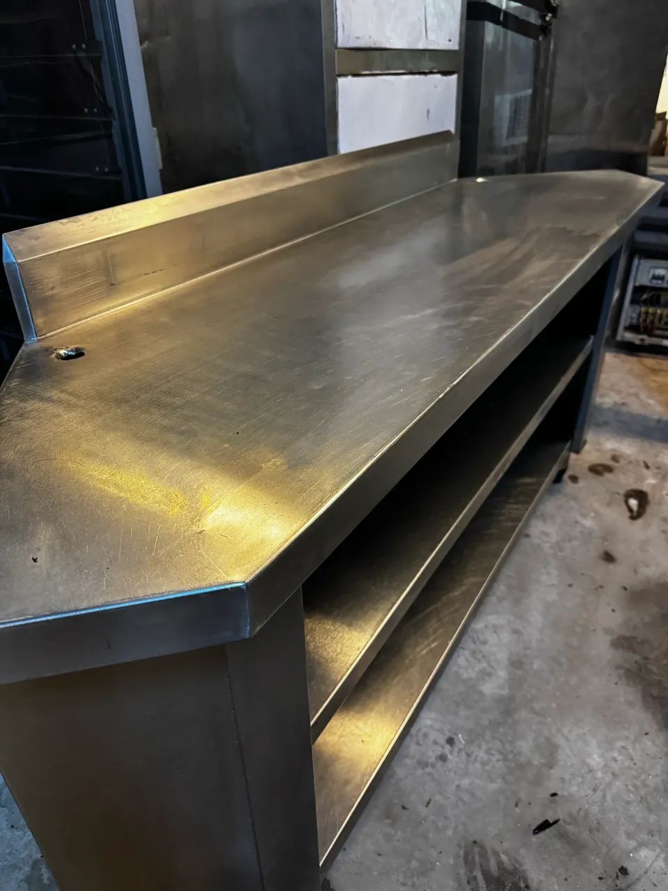 Bancada em inox Trapezoidal com Prateleiras  - Foto 2