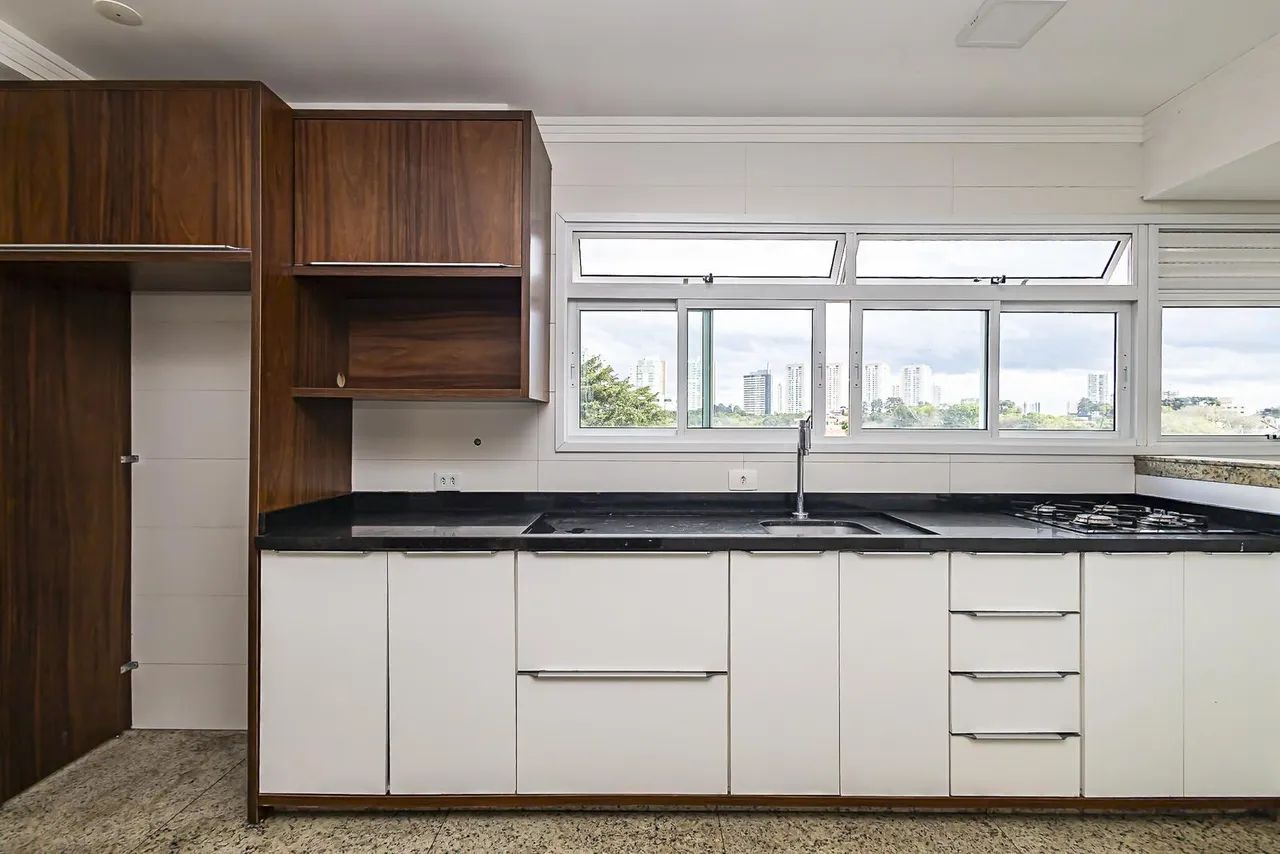 Apartamento com suíte, sacada com churrasqueira e vaga coberta! - Foto 4
