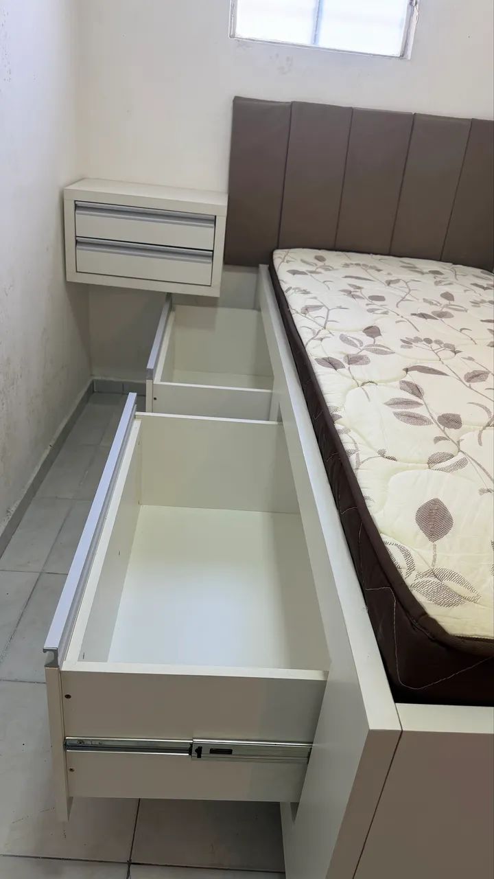 Vende- se cama de solteiro com gavetão e criado mudo - Foto 2
