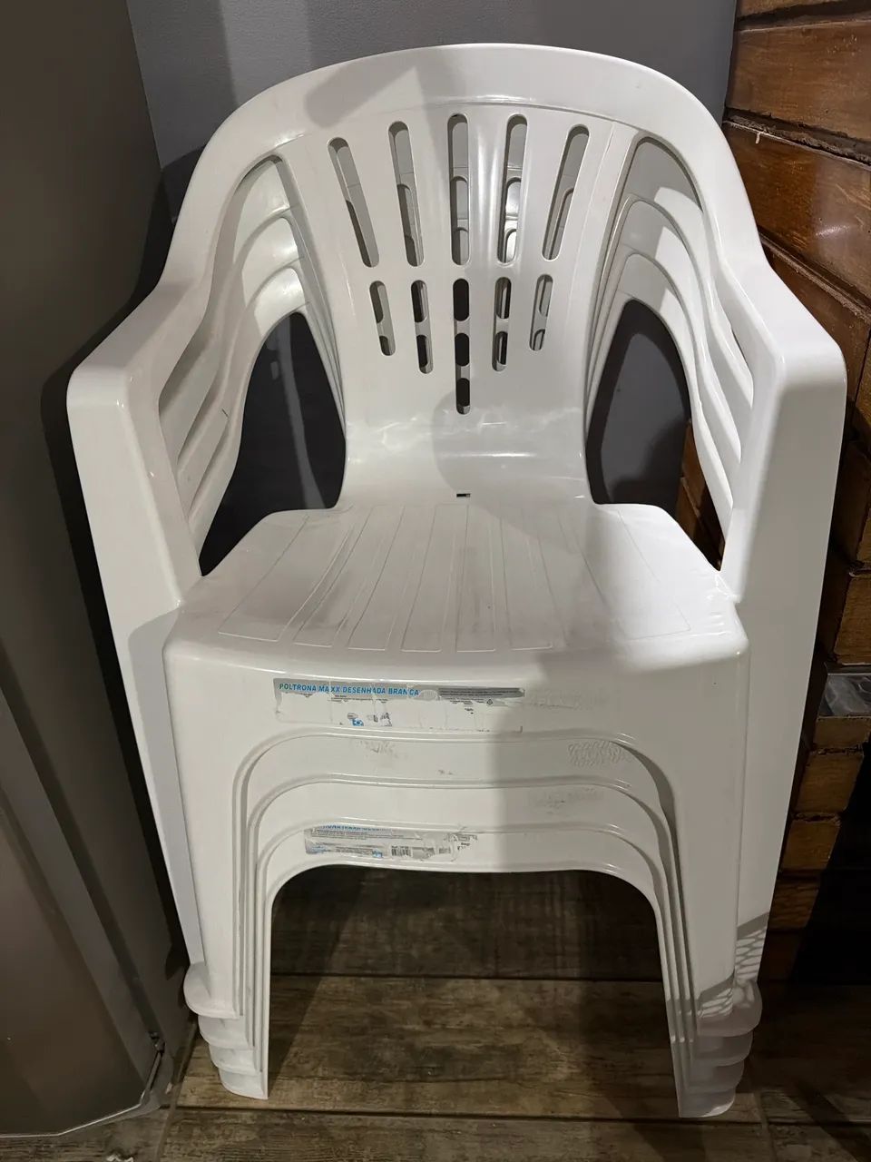 Mesa quadrada com 4 cadeiras Plasnew 