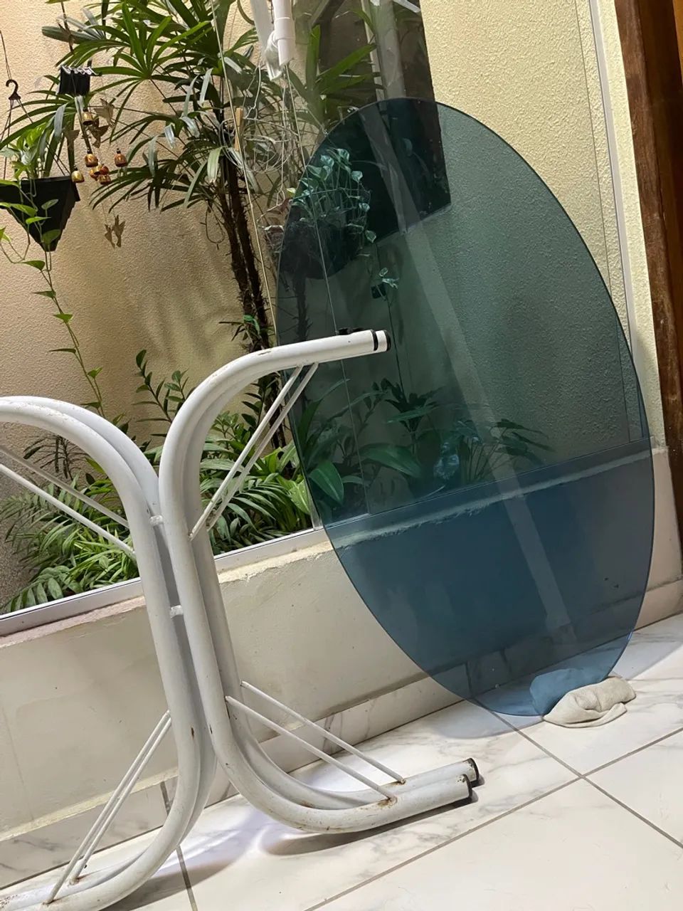 Mesa de vidro tampo oval 