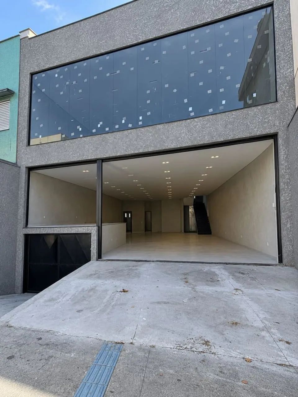 Prédio comercial na Avenida Rio das Pedras, 173  700 m²