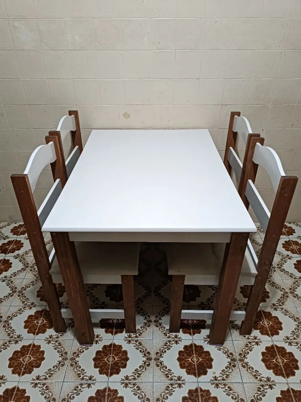 Vendo mesa com 4 cadeiras - Foto 2