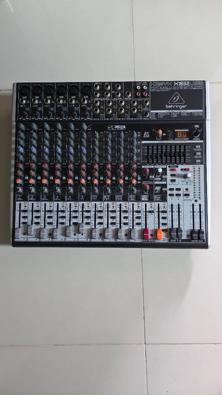 Mesa de som Behringer X1832USB 
