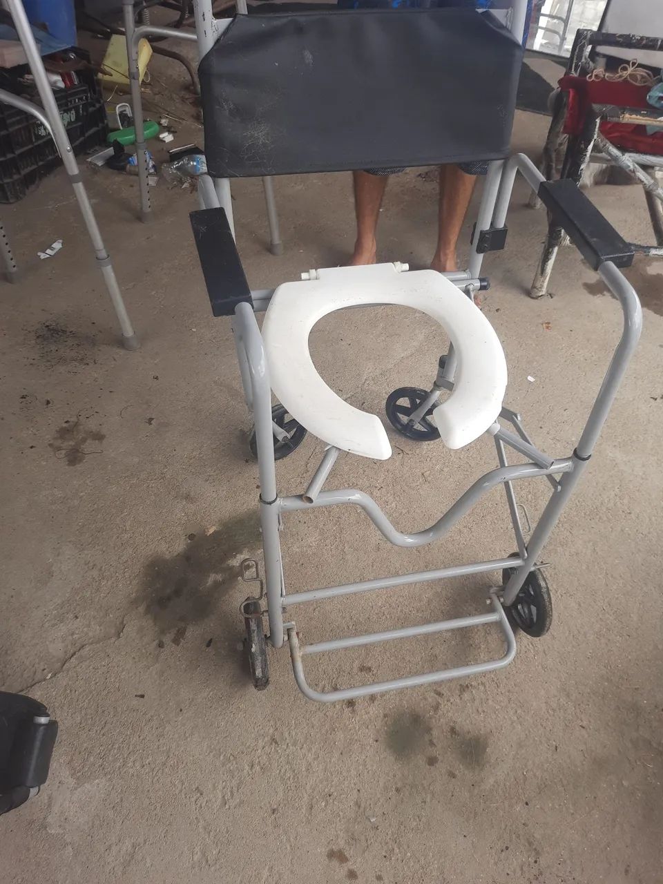 Vende-se cadeira de roda e banho  - Foto 4
