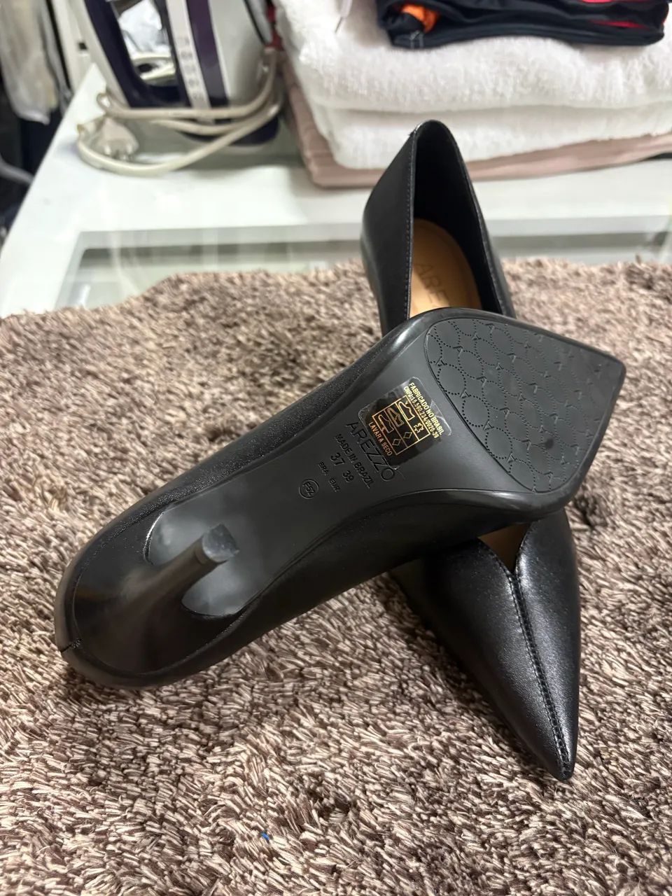 scarpin couro preto AREZZO
