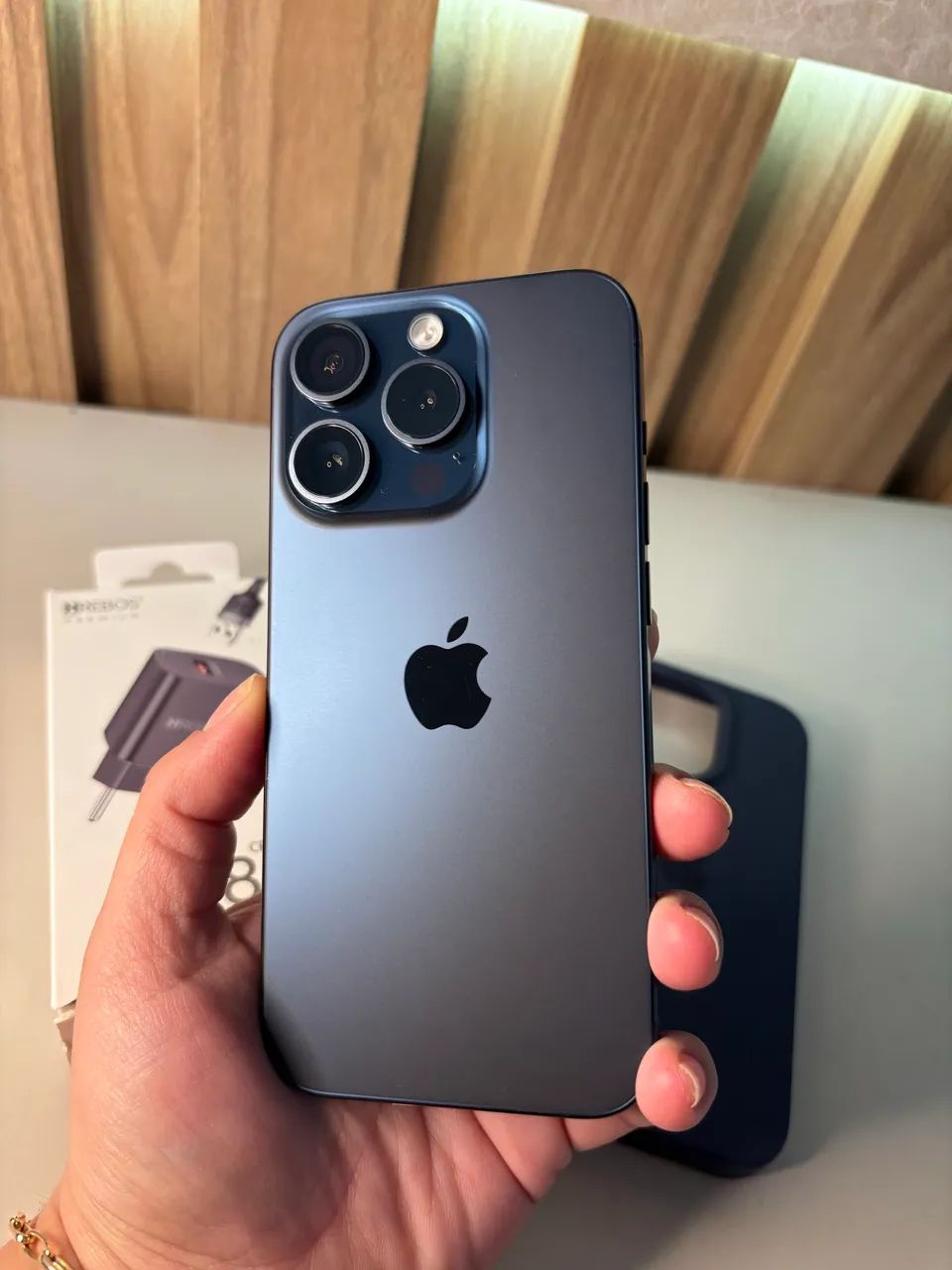 iPhone 15 pro titanium impecável, com 91% de bateria original  - Foto 2