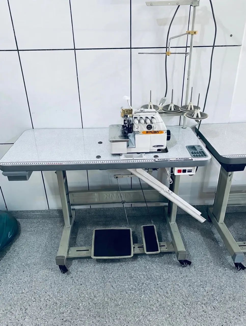 Máquina overlock Siruba 