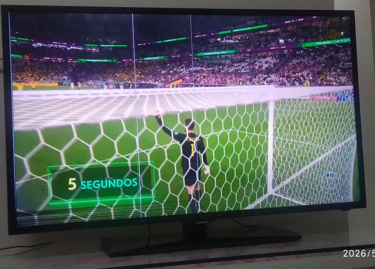 Tv LED 46 POLEGADAS FUNCIONA OK, APENAS COM LINHAS NA TELA CONFORME FOTO - Foto 2