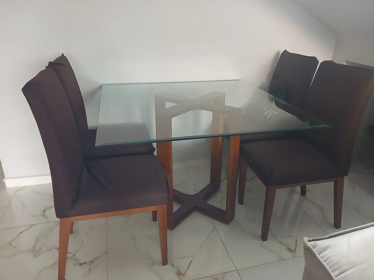 Mesa de madeira com tampo de vidro