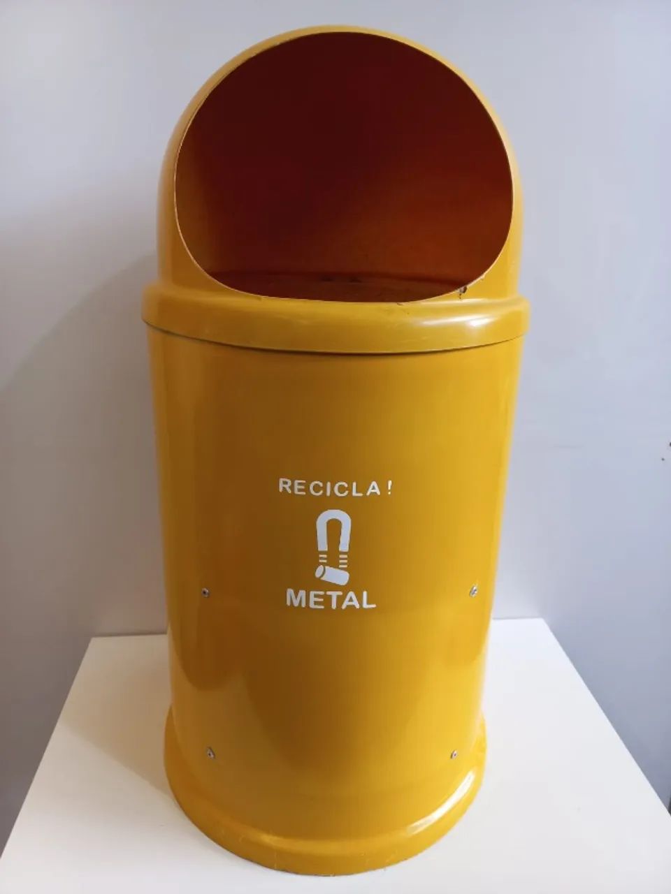 Lixeiras de fibra - 100L; (1 amarela, 3 azuis)