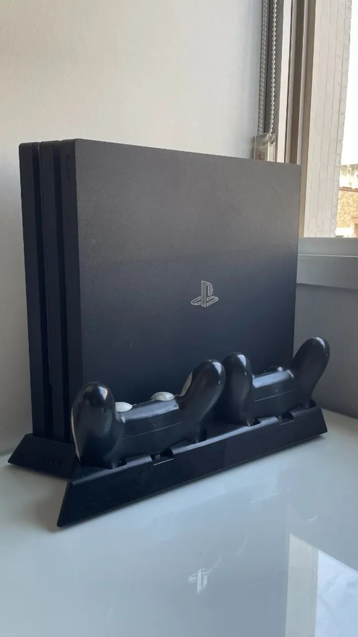 PS4 PRO 1TB + 2 JOGOS E 2 CONTROLES