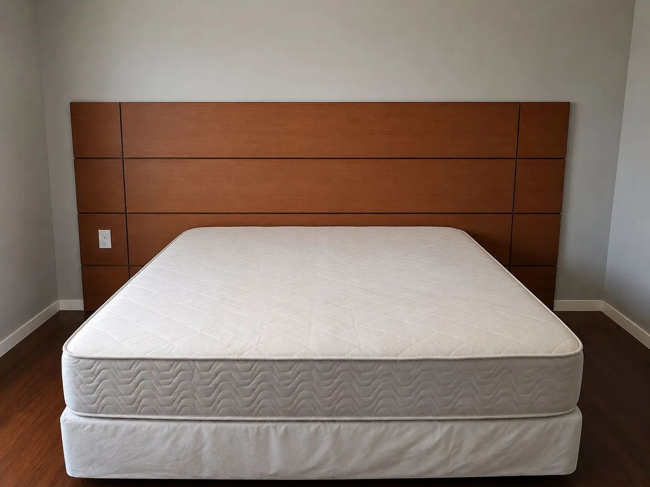 Conjunto usado de base cama box, colchão Ortobom com pillow e painel de 2,35 x 0,97
