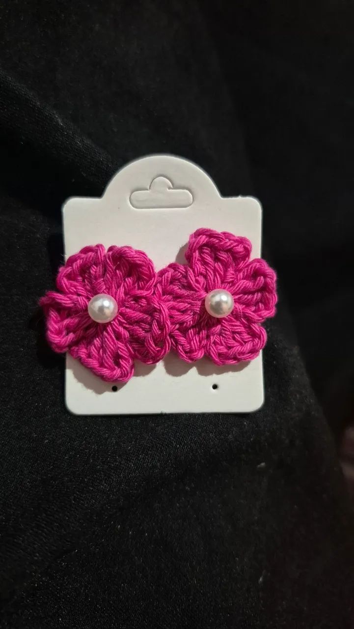 Brincos de crochê flor com pérola - Foto 3