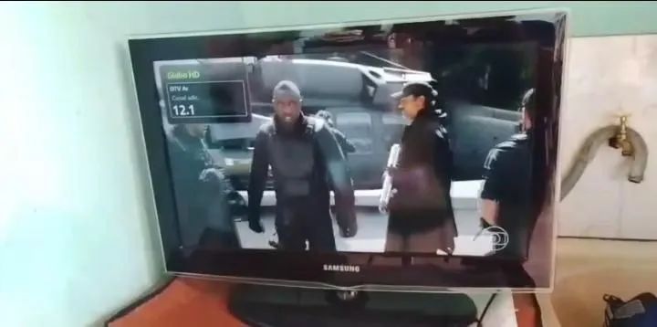Vende-se tv 32 polegadas novinha acompanha controle não e smart