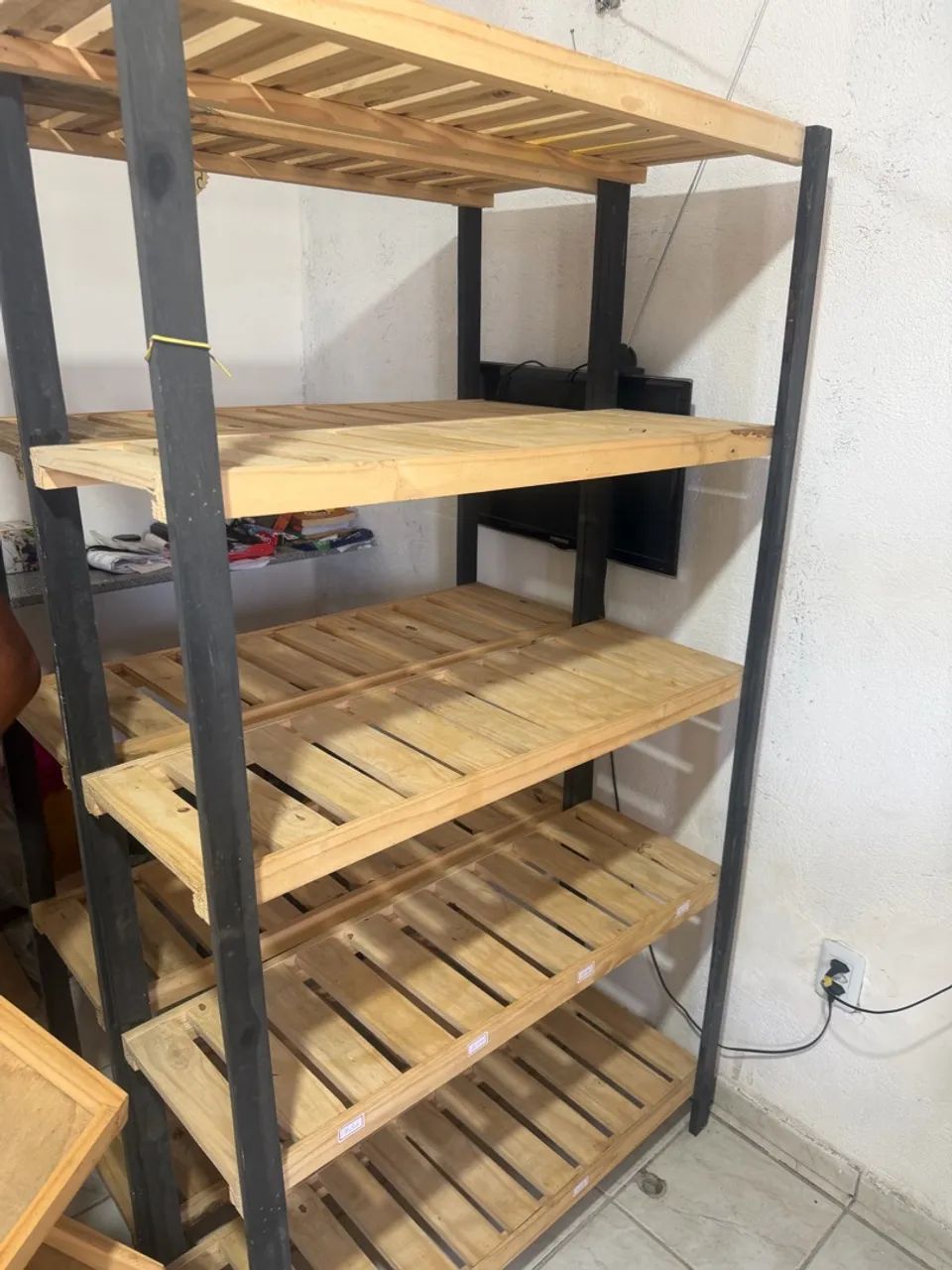 ESTANTE EXPOSITORA EM MADEIRA 