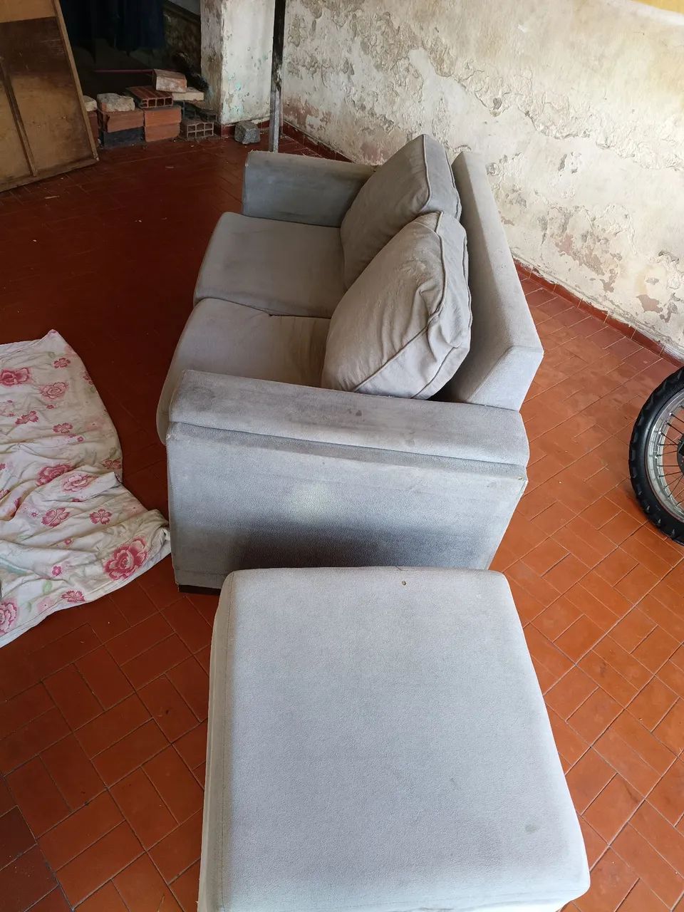 Sofá 2 lugares Suede+ puff - Foto 4