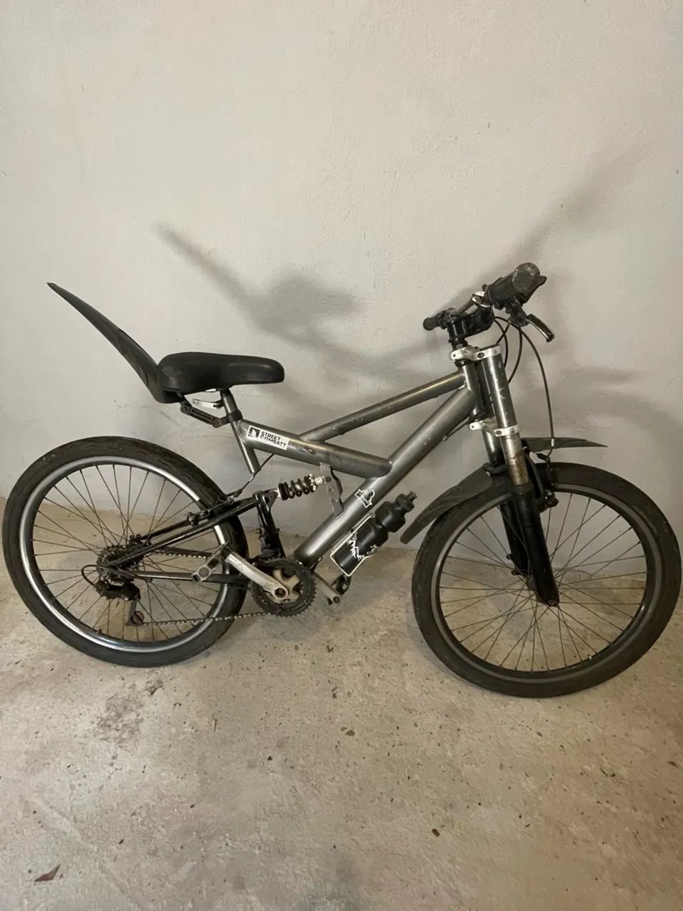 Bicicleta 24 com suspensão 