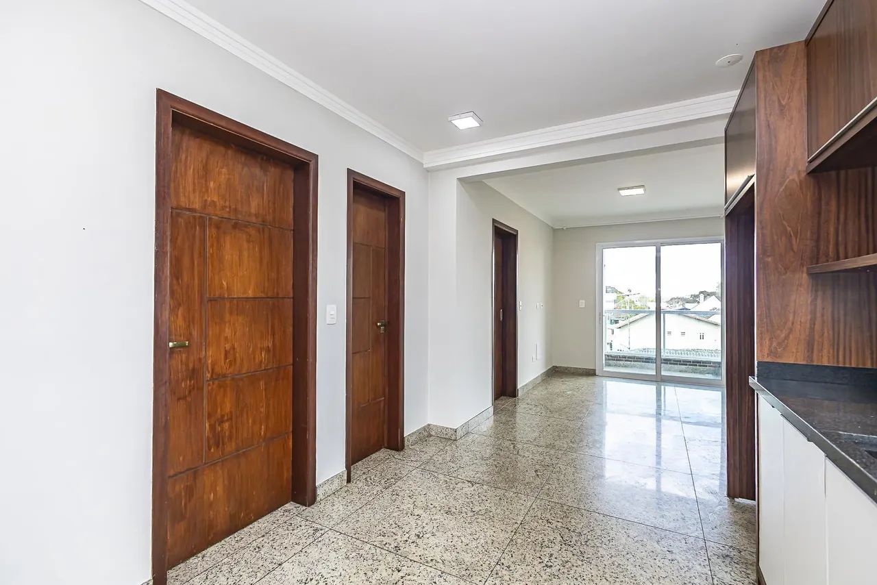 Apartamento com suíte, sacada com churrasqueira e vaga coberta! - Foto 2