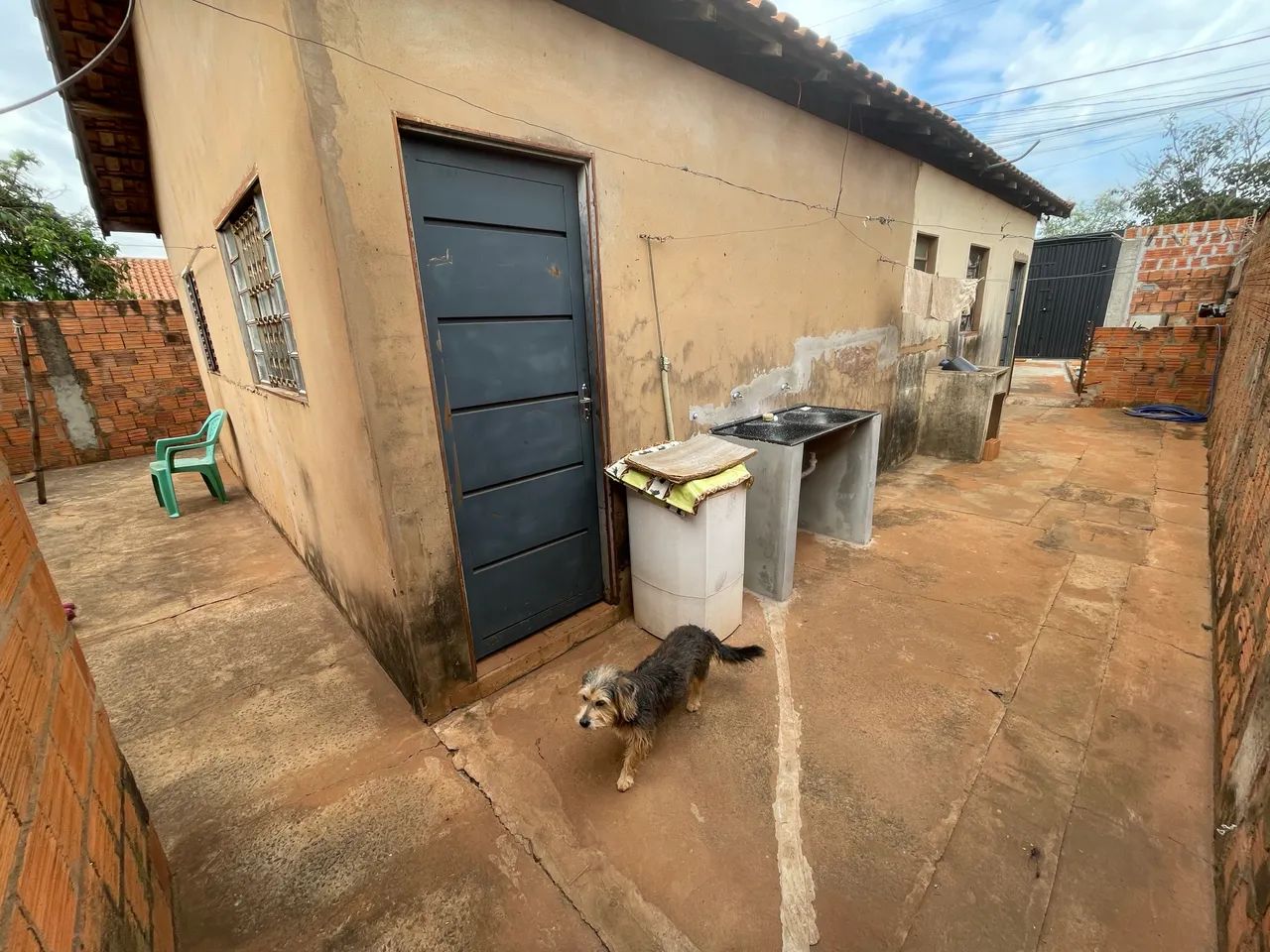 CASA NA AVENIDA COM SALÃO E EDÍCULA! - Foto 4