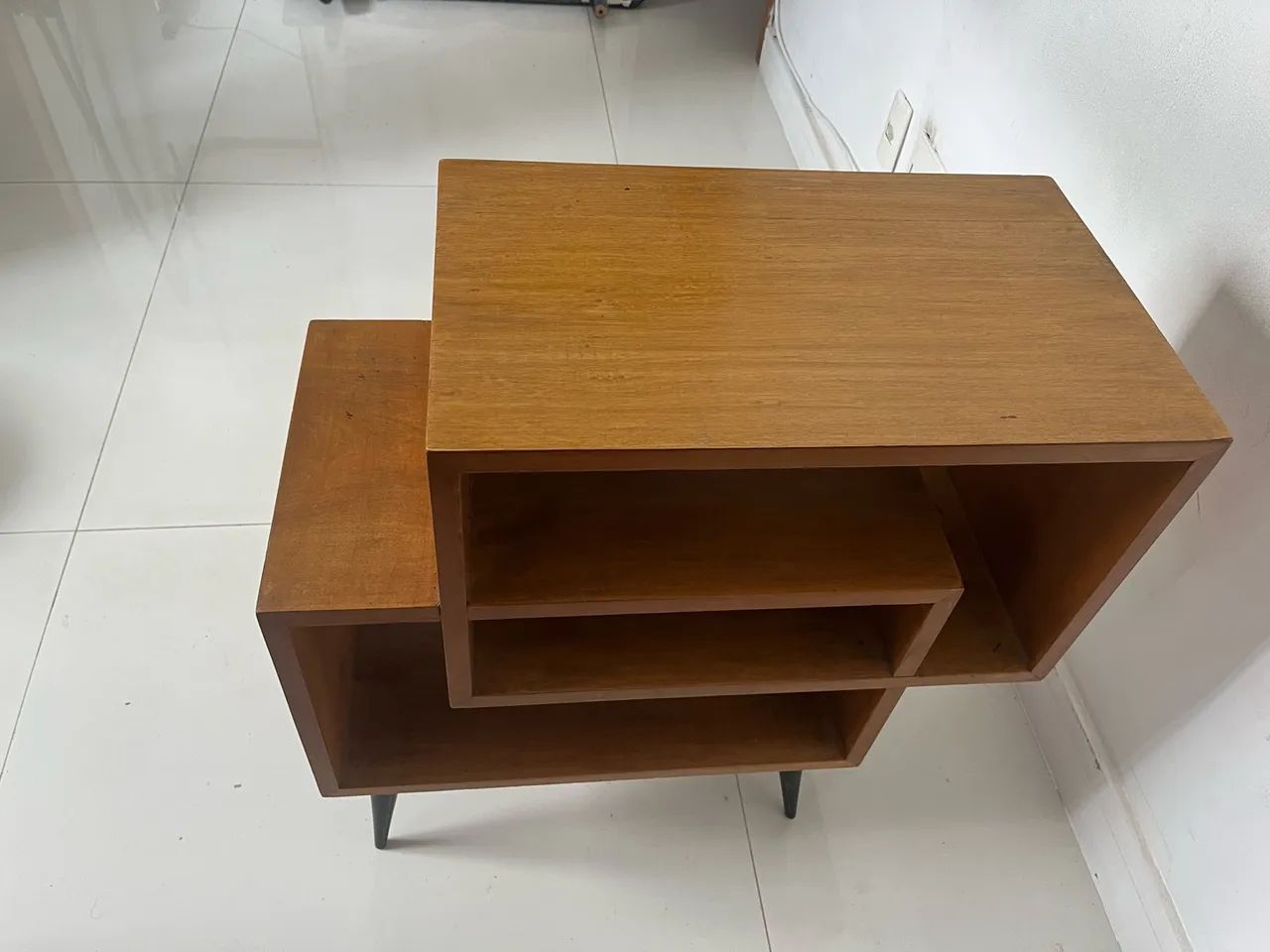 mesa lateral com nichos geométricos assimétricos - Foto 3