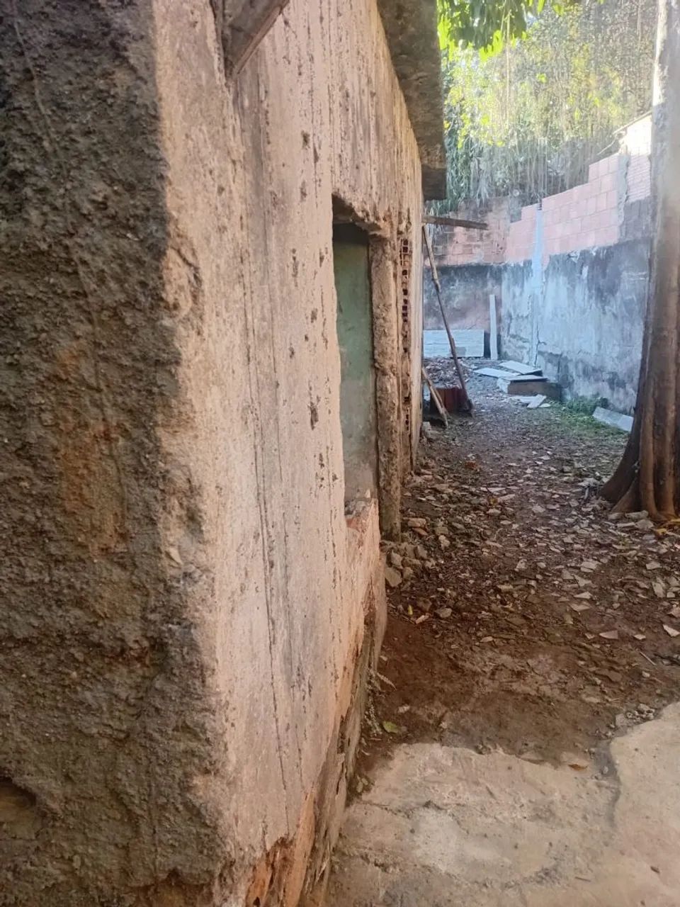 Vendo casa com terreno grande e duas quitinetes  - Foto 2