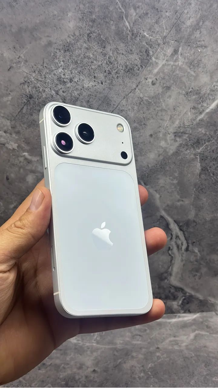 iPhone 11 na carcaça do 17 Pro 