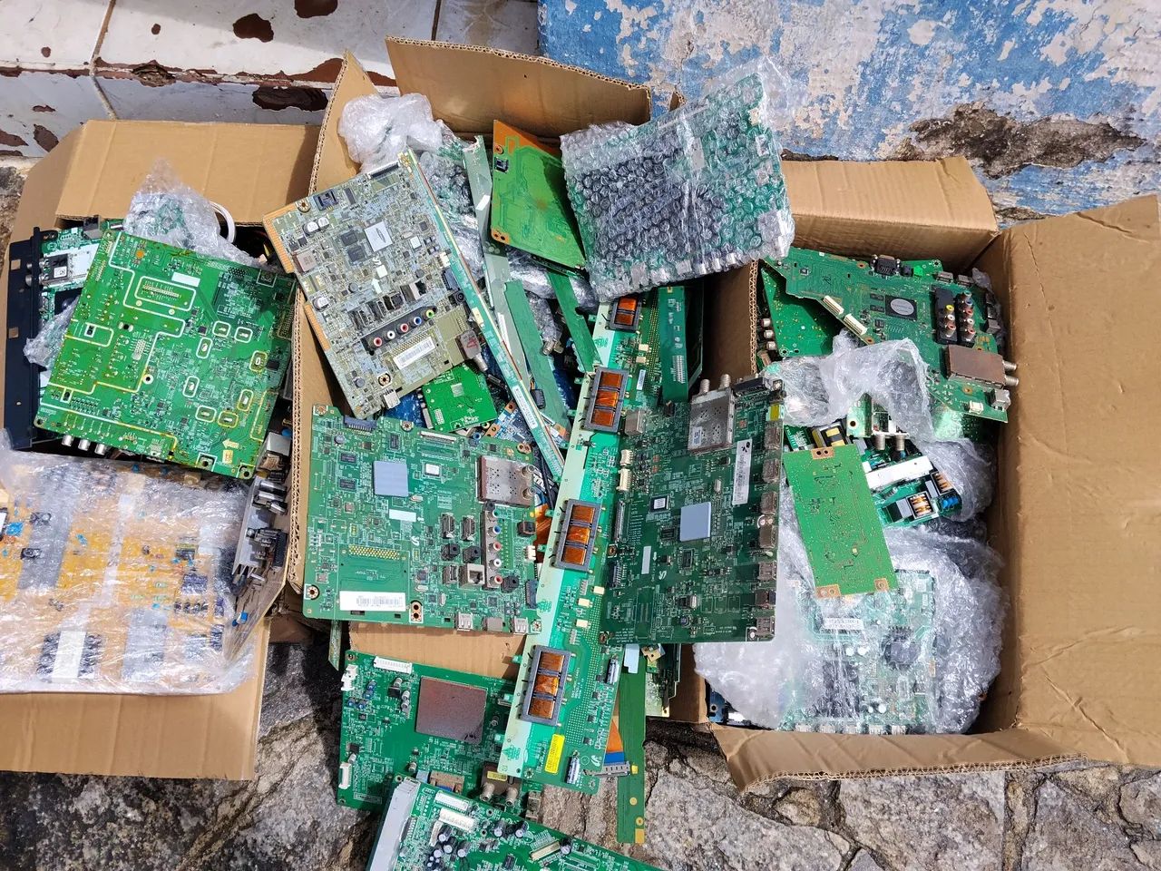 Lote com diversas placas de tv com e fontes no estado. - Foto 2