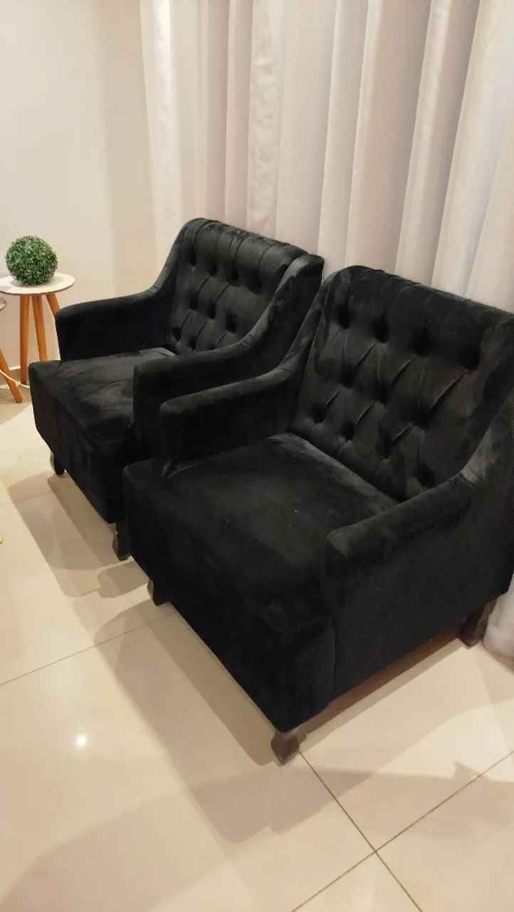 Poltronas pretas em suede
