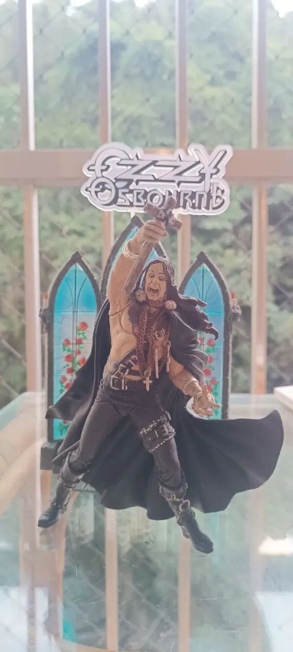 Ozzy Osbourne - boneco com colar, cruz e cenário  - Foto 2