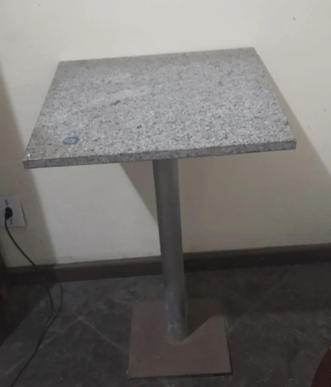 Mesa de canto com tampo de granito