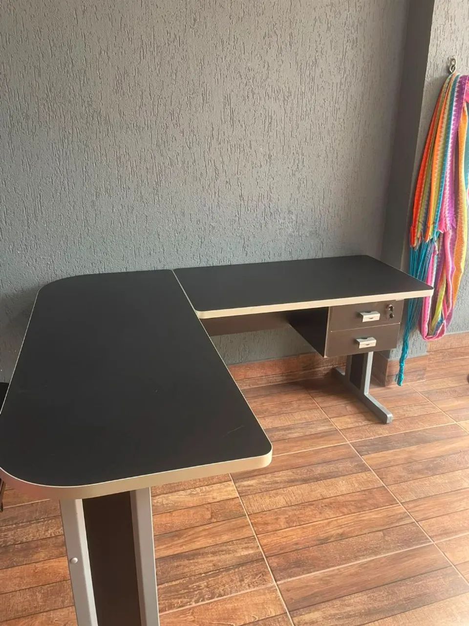 Vendo mesa de escritório em L, bem conservada