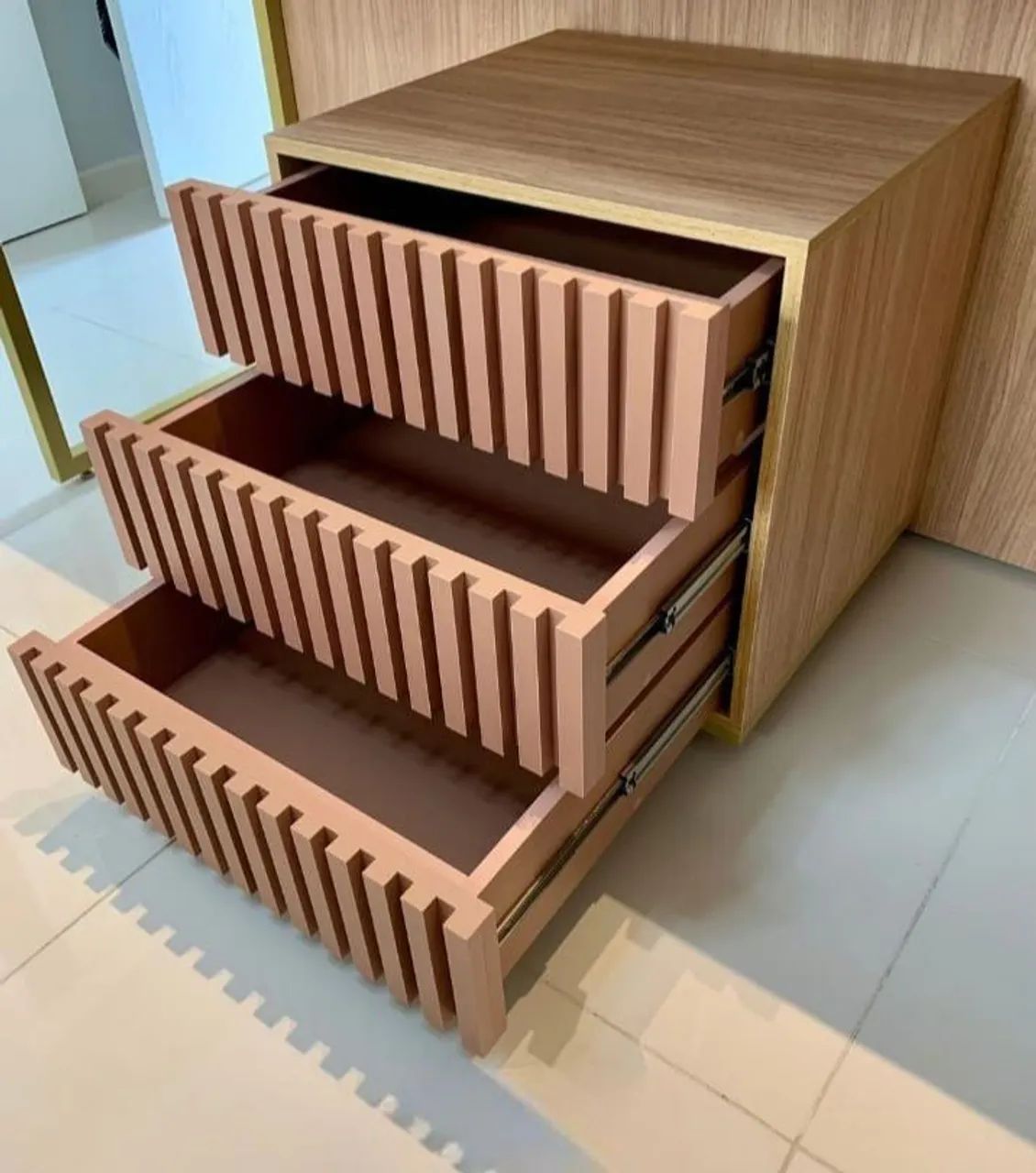 Mesa De Cabeceira Com Gavetas Ripadas