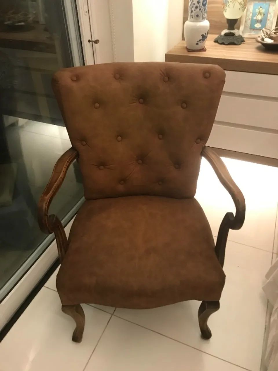 POLTRONA VINTAGE CAPITONÊ ESTILO LUIZ XV - COR CARAMELO
