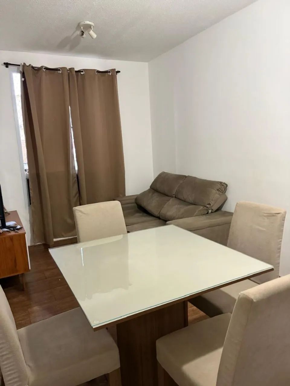 Mesa com 4 cadeiras
