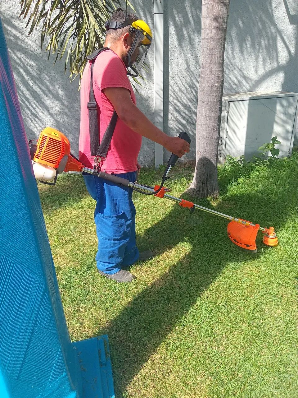 Trabalho com  roçadeira 
