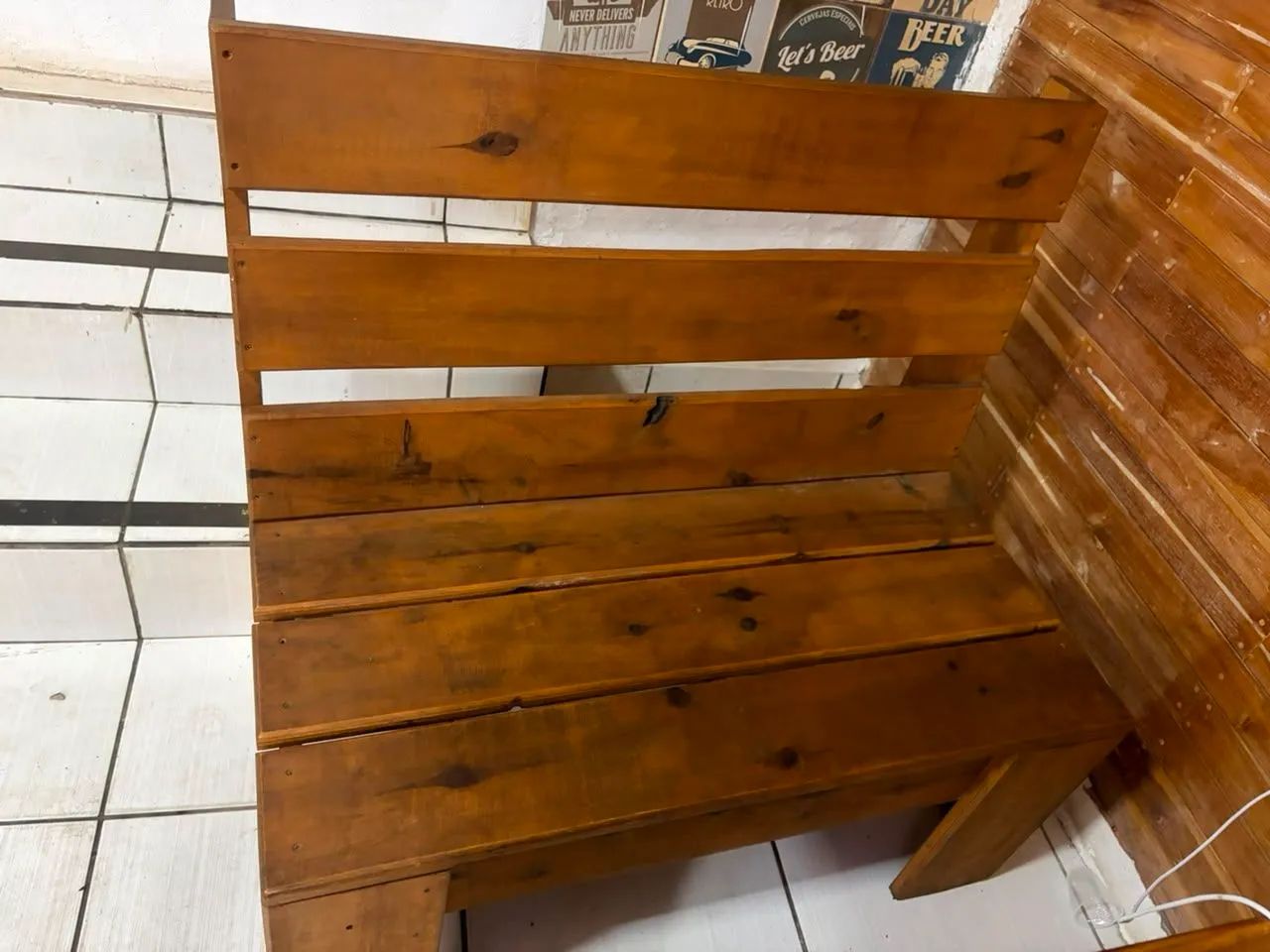 Vendo jogo de 9 mesas de madeira maciça pra comércio - Foto 3