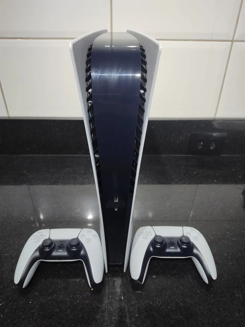 Playstation 5 com 2 controles 