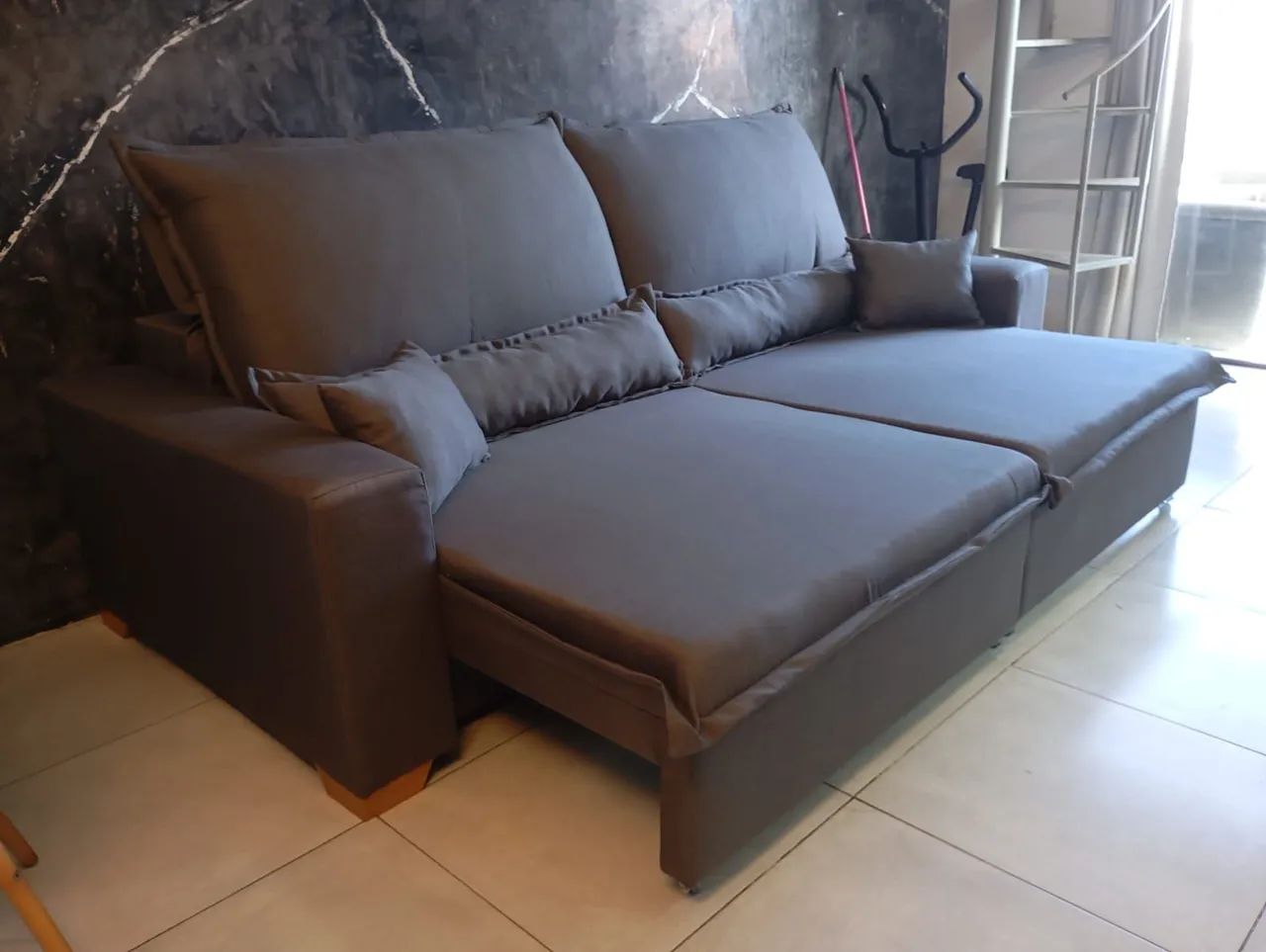 Selling upholstered furniture directly from the factory — free shipping promotion
