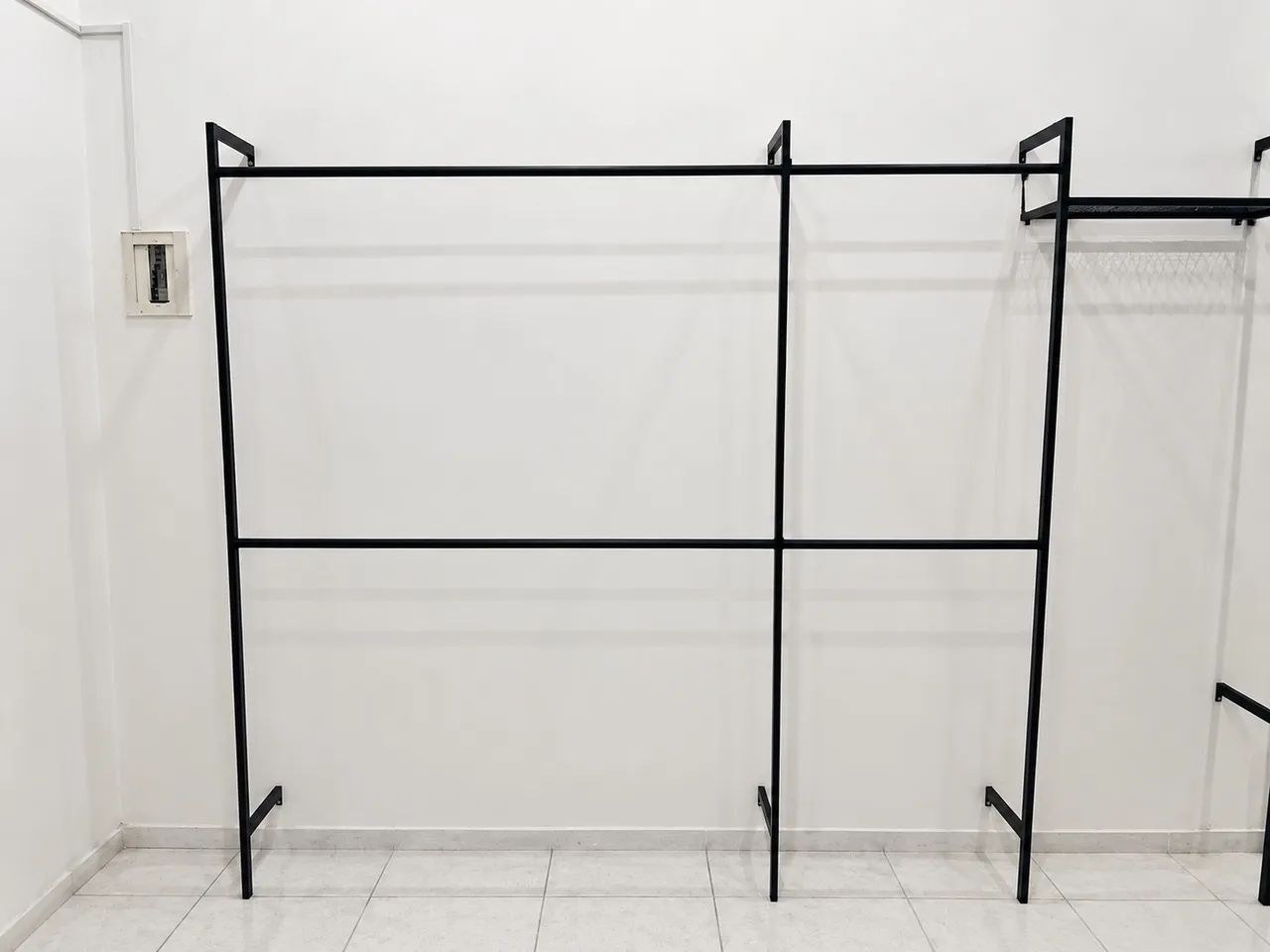 Araras com cabideiro para loja de roupas 