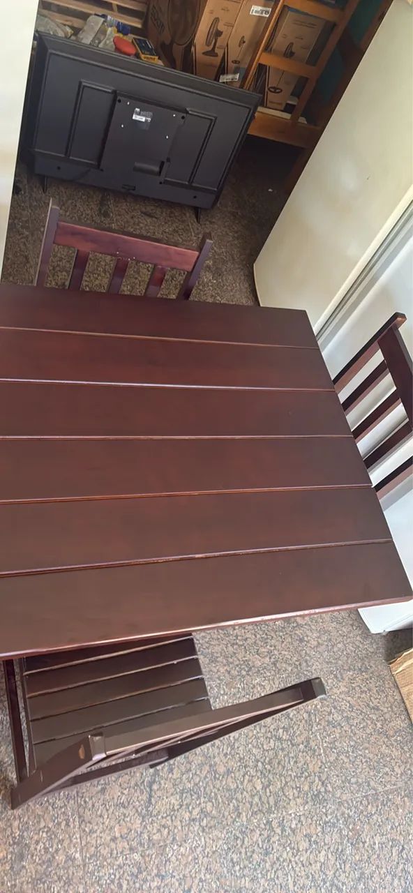 mesa de madeira com jogo de 4 cadeiras