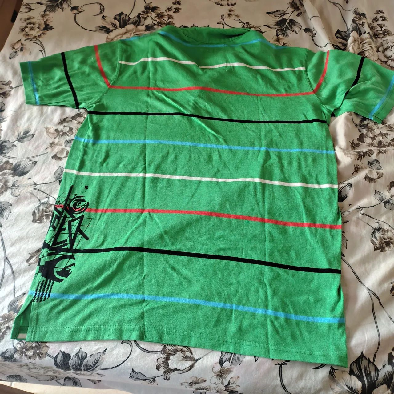 Camisa marca QUICK SILVER, ORIGINAL, NOVO, tamanho médio.