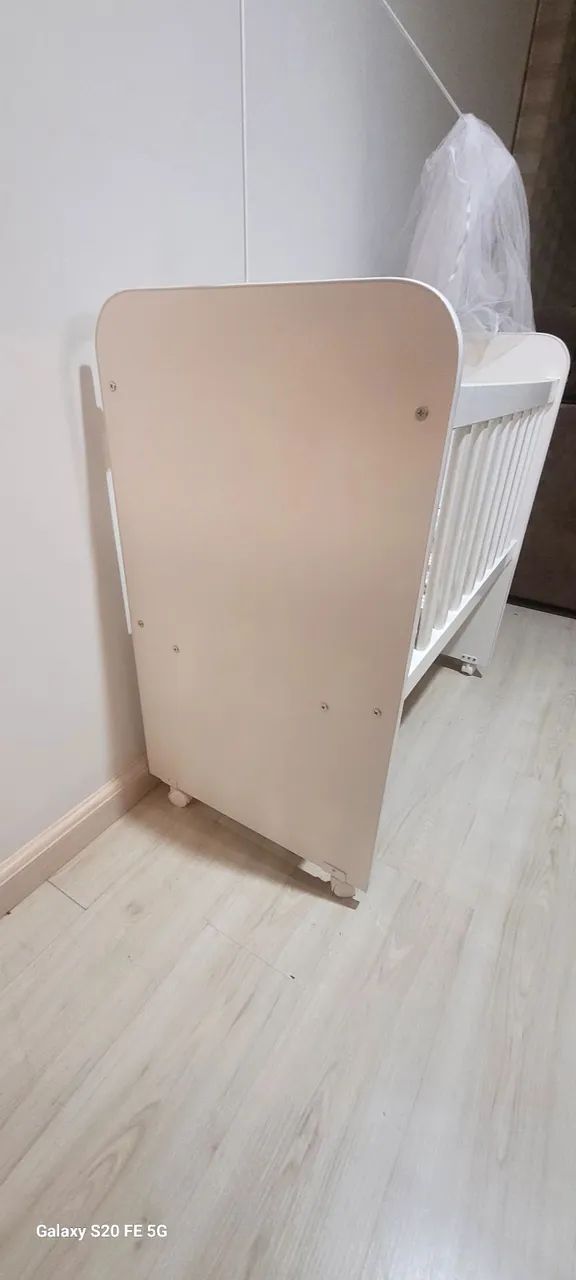 Mini-berço branco em mdf, semi-novo, com colchão. - Foto 4