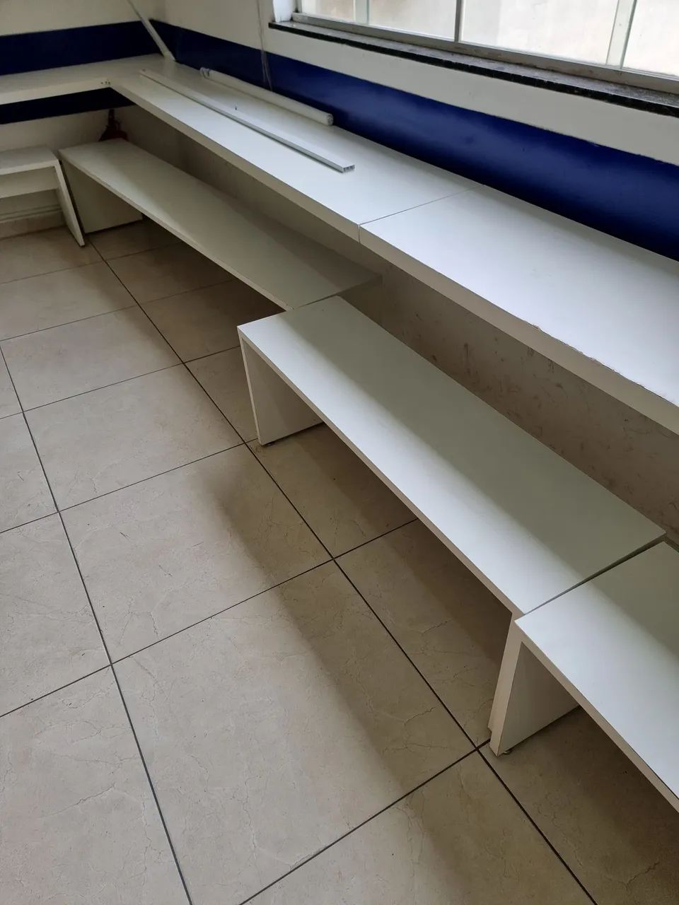 Conjunto Bancos e Bancadas bem novos em mdf - Foto 2