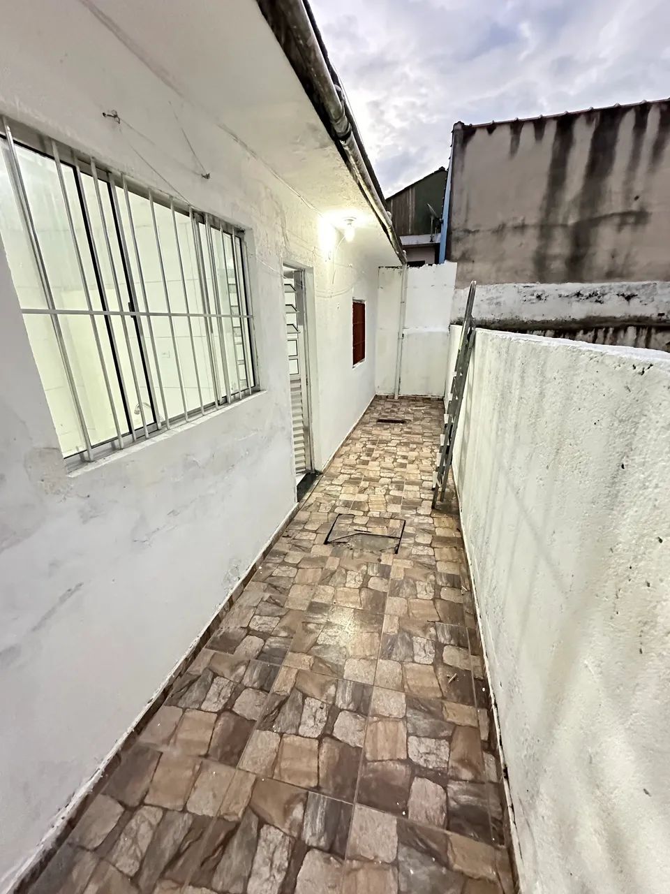 Casa de 2 cômodos no centro do Jardim Robru  - Foto 4