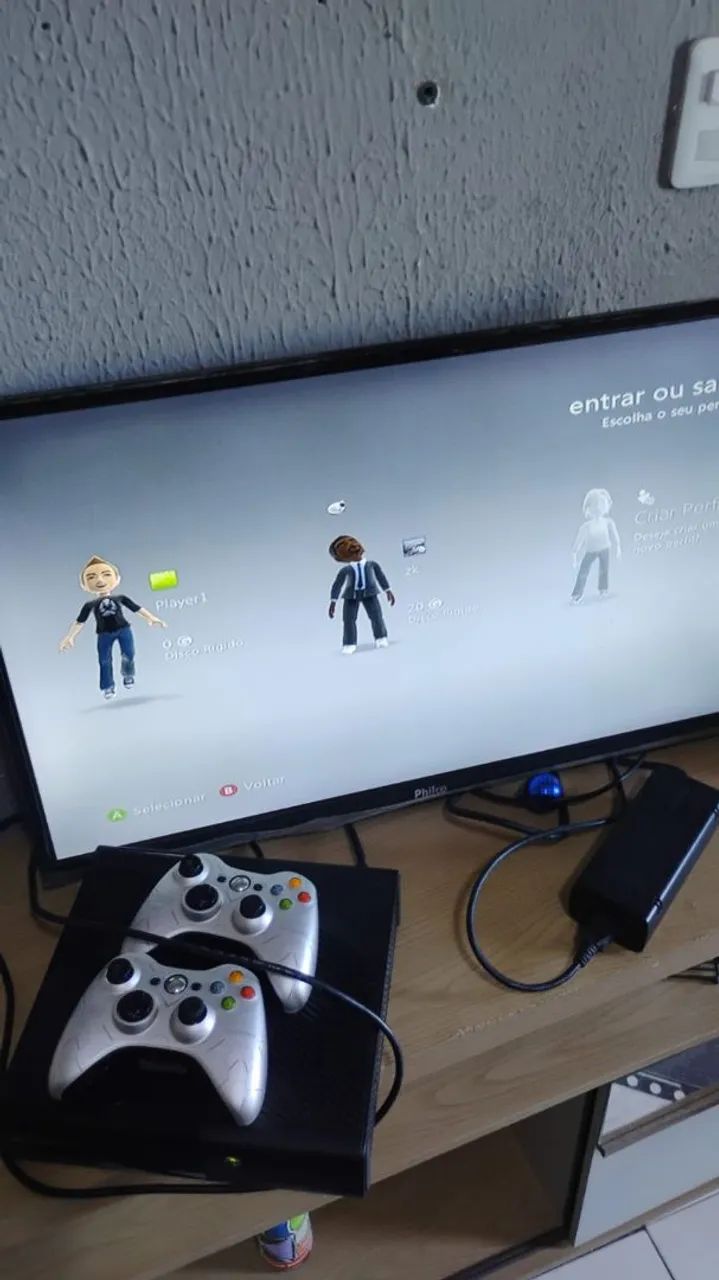 VENDO XBOX 360 SEMI NOVO, 2 CONTROLES E 4 JOGOS! ESTÁ BLOQUEADO! DONO ÚNICO! - Foto 2